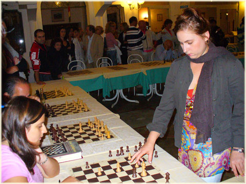 Judit Polgar con la partita che ha visto prevalere la giovane promessa Roberta Messina